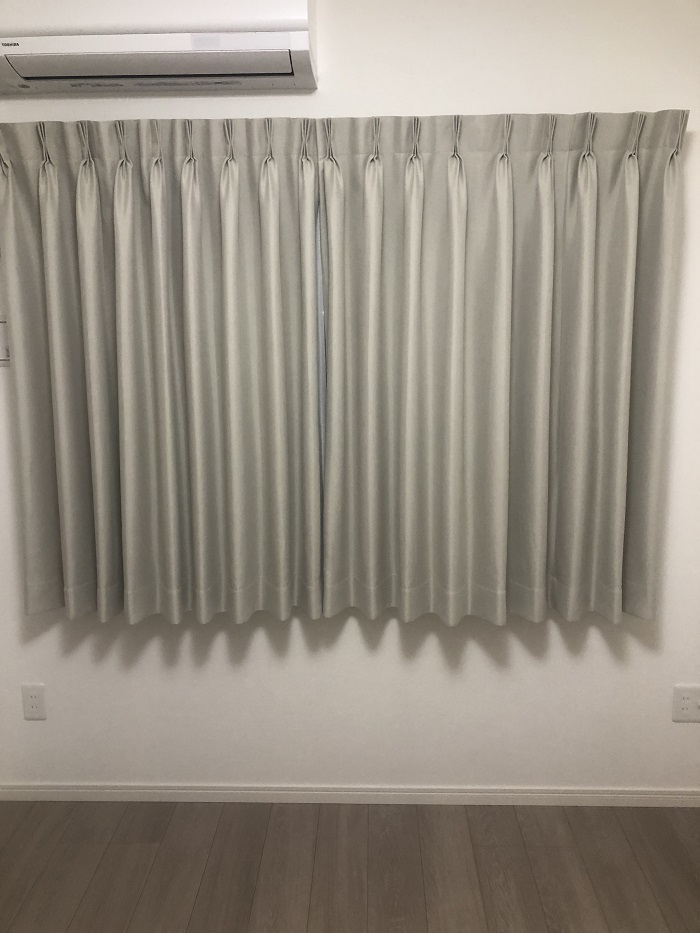 寝室に付けたテキスタイルデポのカーテン