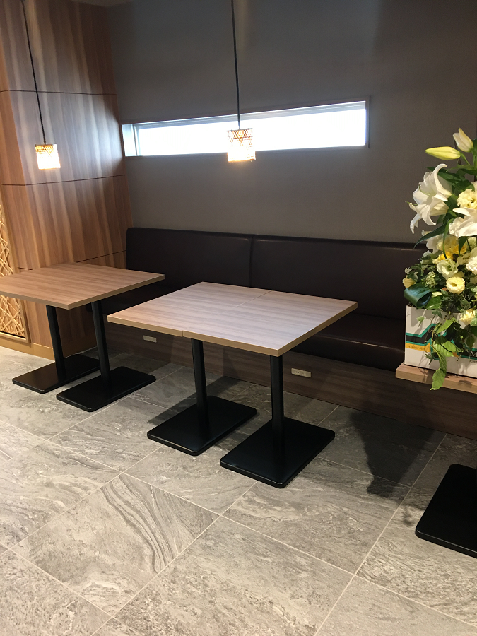 スーパーホテル別府駅前のラウンジのテーブル