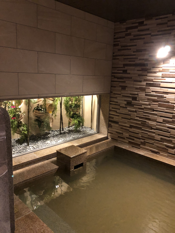 スーパーホテル別府駅前の前大浴場の風呂と庭