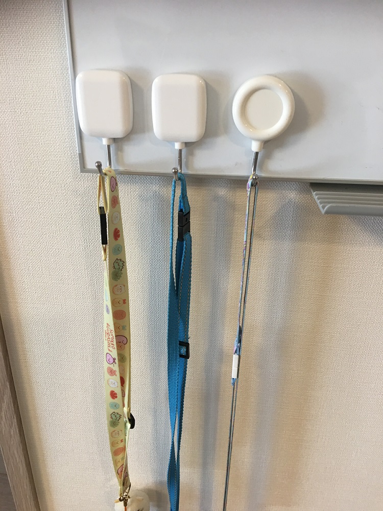 マグネットフックにキッズ携帯やたまごっちを下げている